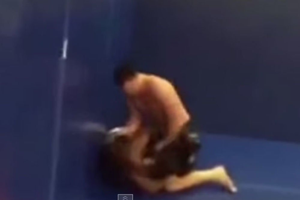 (VIDEO) UMLATIO GA KAO MAČKU: Evo šta se dogodi kada provocirate MMA borca!