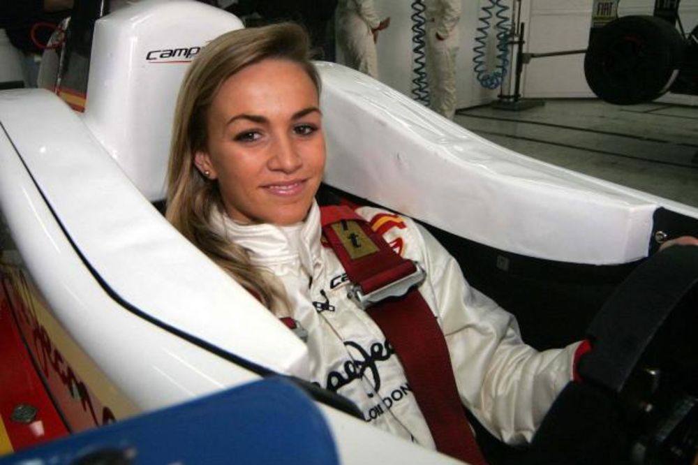 (VIDEO) KAD KARMEN SEDNE ZA VOLAN: Upoznajte devojku zbog koje će svi gledati F1