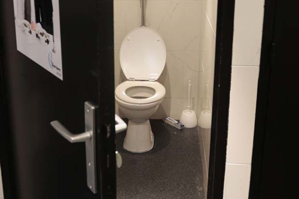 POŠTO TOALET: Omladinci Vranja pare za novi WC tražiće od japanske ambasade?