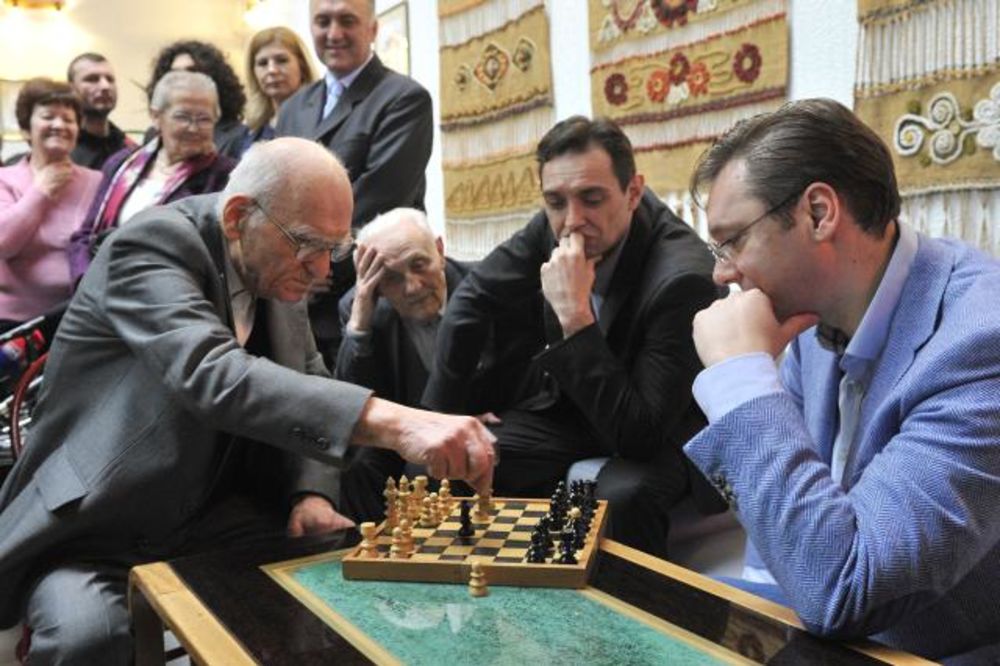 REMIZIRAO SA PREMIJEROM: Deka Milan (95) igrao šah sa Vučićem!
