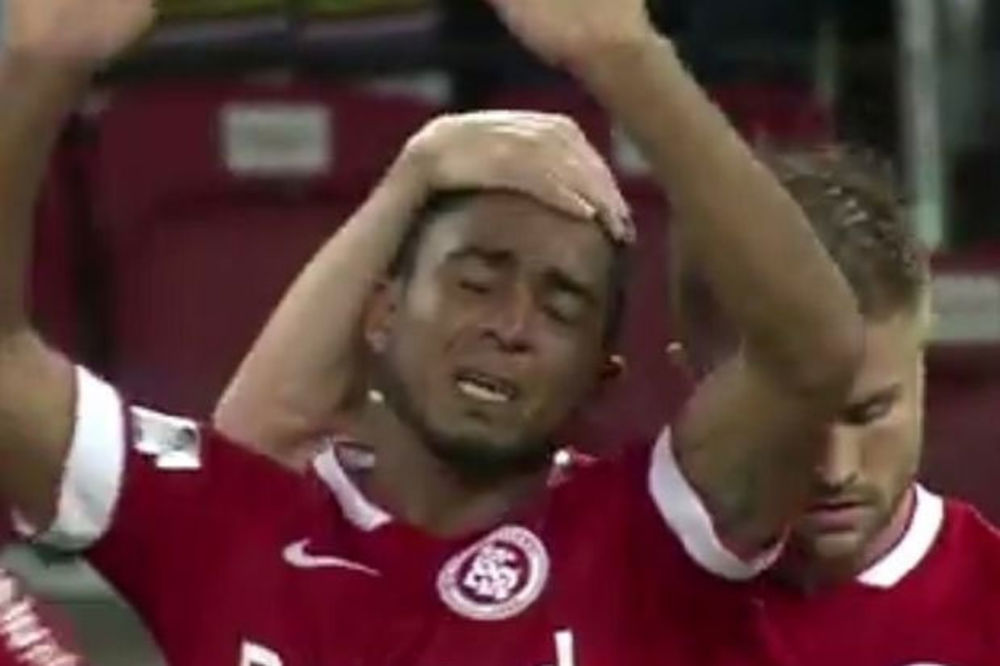 (VIDEO) NIJE MOGAO DA SE SUZDRŽI: Nećete verovati zašto se rasplakao brazilski fudbaler