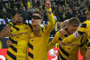 (VIDEO) NESVAKIDAŠNJE: Betmen i Robin na utakmici Borusije i Šalke u Dortmundu
