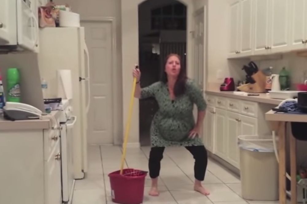 (VIDEO) Snimao je trudnu ženu kako sprema kuhinju, a onda je doživeo šok