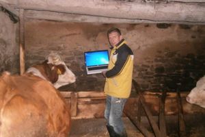 KONEKTOVAN I U ŠTALI: Na selu nema žvota bez interneta!