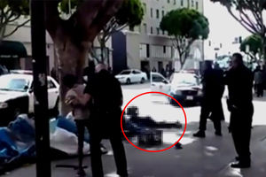 (UZNEMIRUJUĆI VIDEO) PROLAZNIK IH SNIMIO: Američki policajci ubili beskućnika usred bela dana!