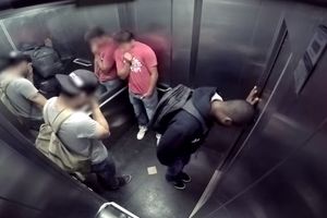 (VIDEO) PREKO 2 MILIONA LJUDI VIDELO JE OVO: Napala ga dijareja dok se vozio liftom