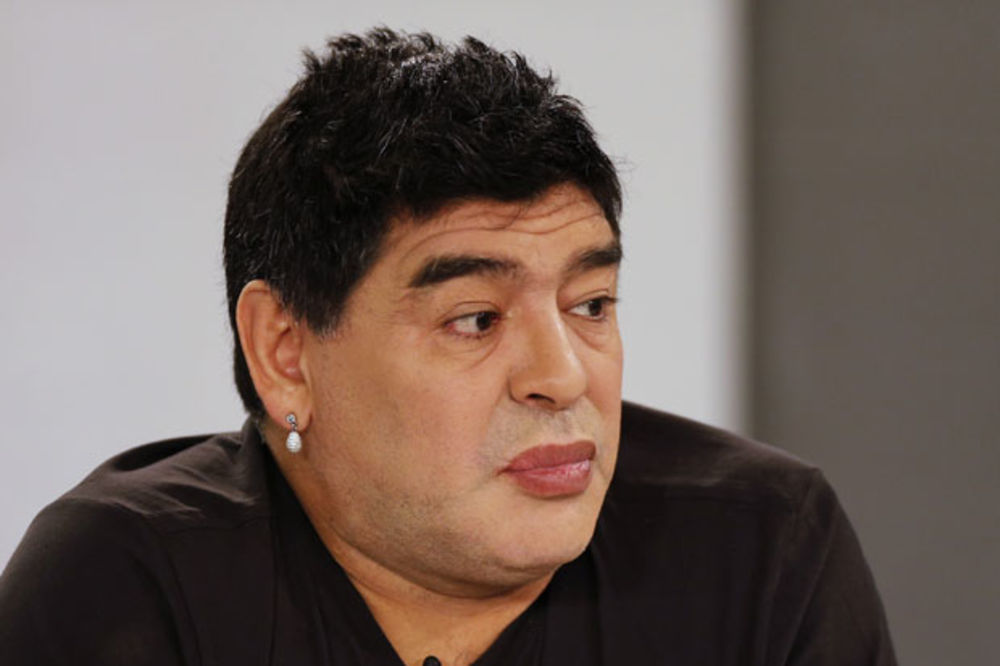 (FOTO) MAMADONA: Pogledajte napućenog Maradonu sa ružom na usnama