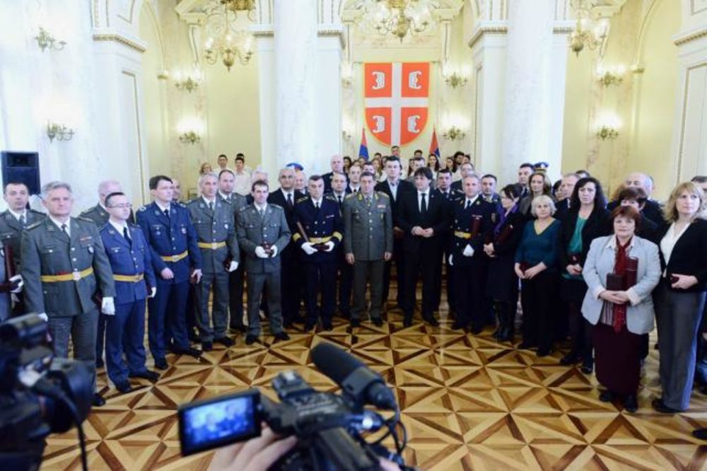 SVEČANOST U STAROM GENERALŠTABU: Gašić uručio zlatne i srebrne medalje za revnosnu službu