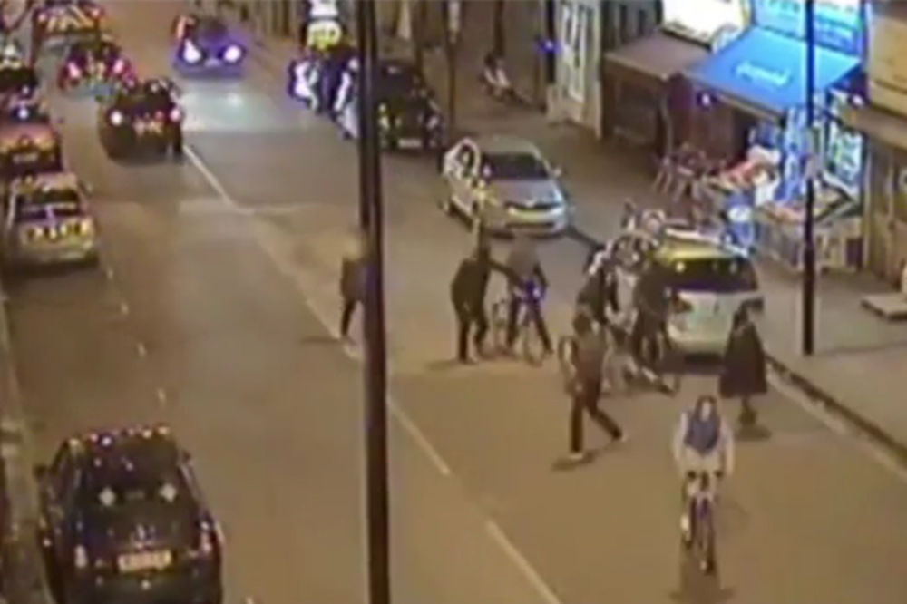 (VIDEO) SUROVE LONDONSKE ULICE: Jednim udarcem noža ubili dečaka da bi mu oteli bicikl!