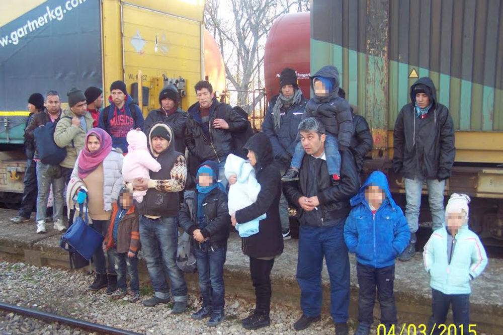 (FOTO) PREŠEVO: U vozu otkrivena 22 emigranta, među njima 7 dece