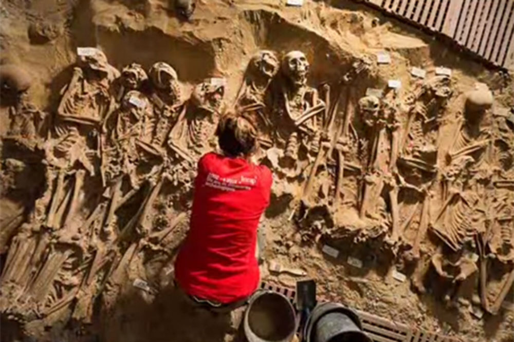 (VIDEO I FOTO) GAZILI PO LEŠEVIMA: 200 kostura čamilo ispod supermarketa u Parizu