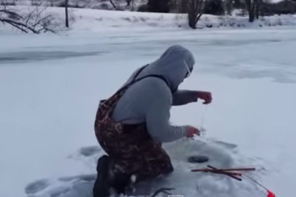 (VIDEO) Pecao kroz rupu u ledu, a kad je video šta je ulovio ostao je zabezeknut