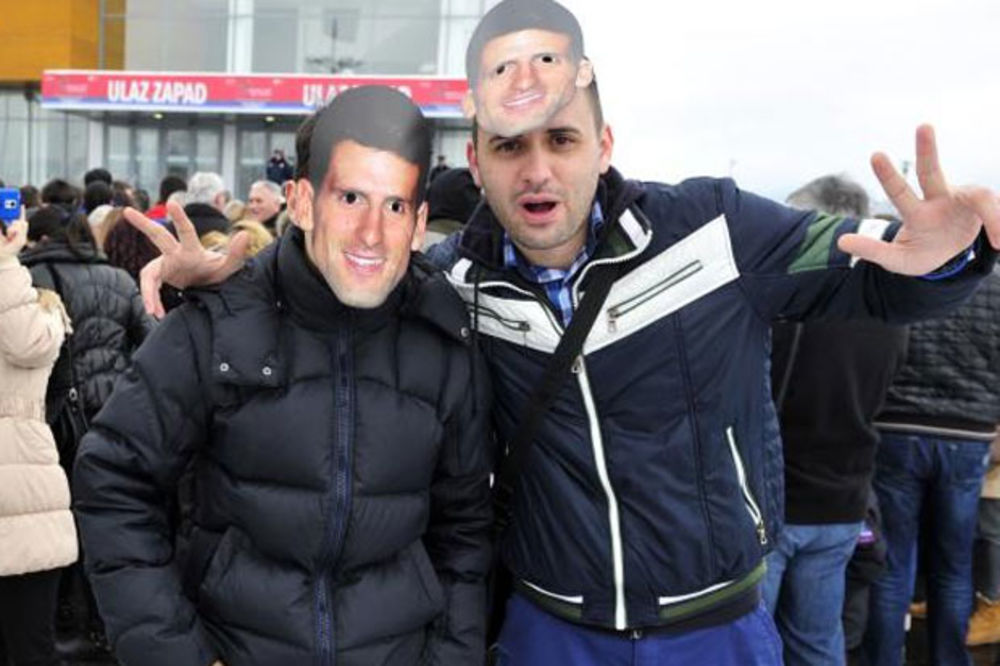 (FOTO) CENA PRAVA SITNICA: Kraljevčani razgrabili maske sa Novakovim likom