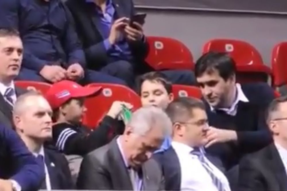 NE DIRAJ TOMU DOK SPAVA: Nikolić zaspao na meču Dejvis kupa! (VIDEO)