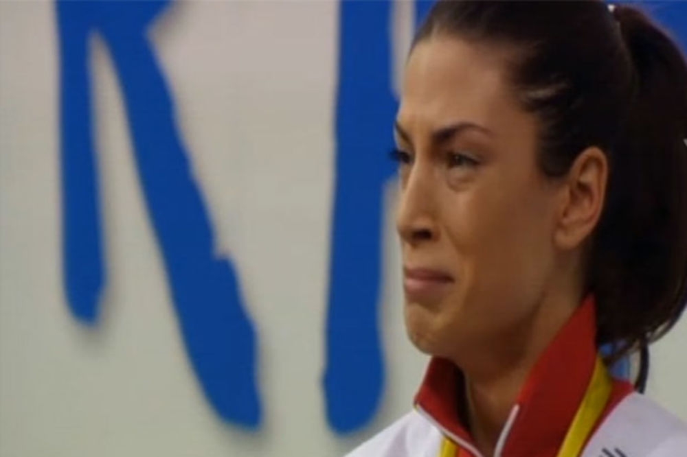 (VIDEO) SUZE RADOSNICE: Ivana Španović zaplakala prilikom dodele zlatne medalje