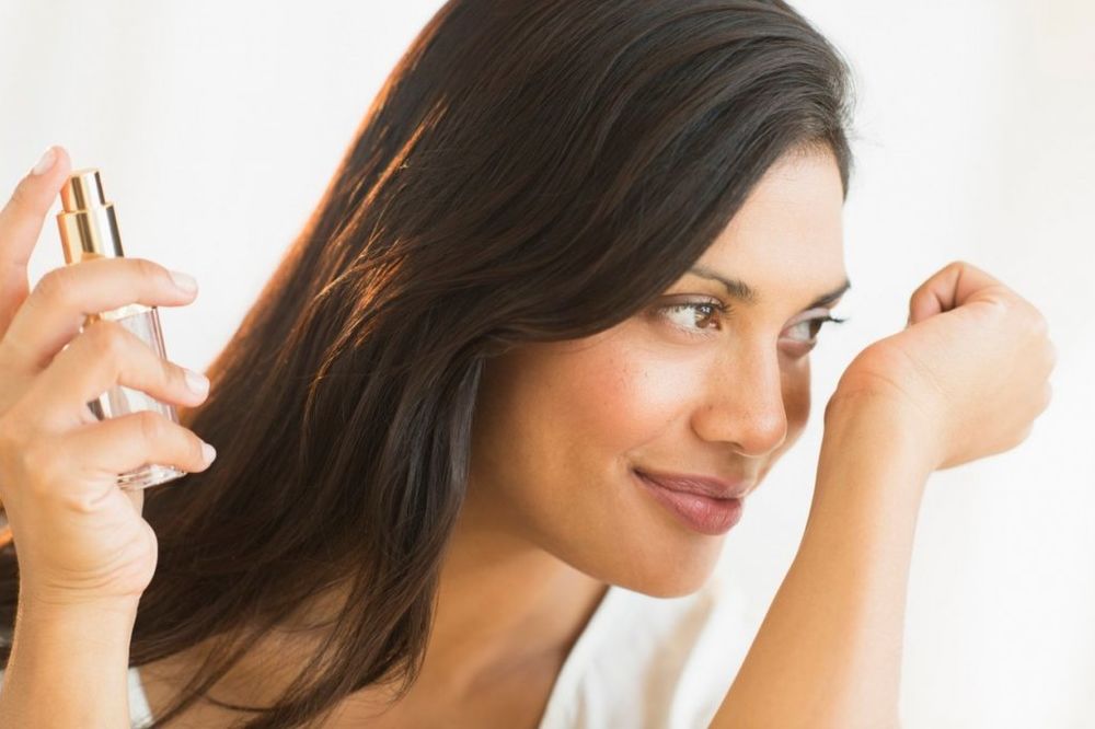 MALI TIRKOVI ZA DUŽI MIRIS: 5 saveta koji će produžiti parfem na vašoj koži