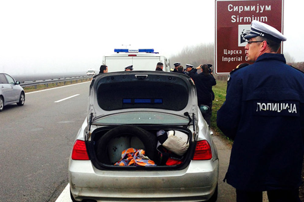 (FOTO) EKSKLUZIVNO: Ovako su policija i ministar Stefanović jurili otmičare i spasli devojčicu (2)!