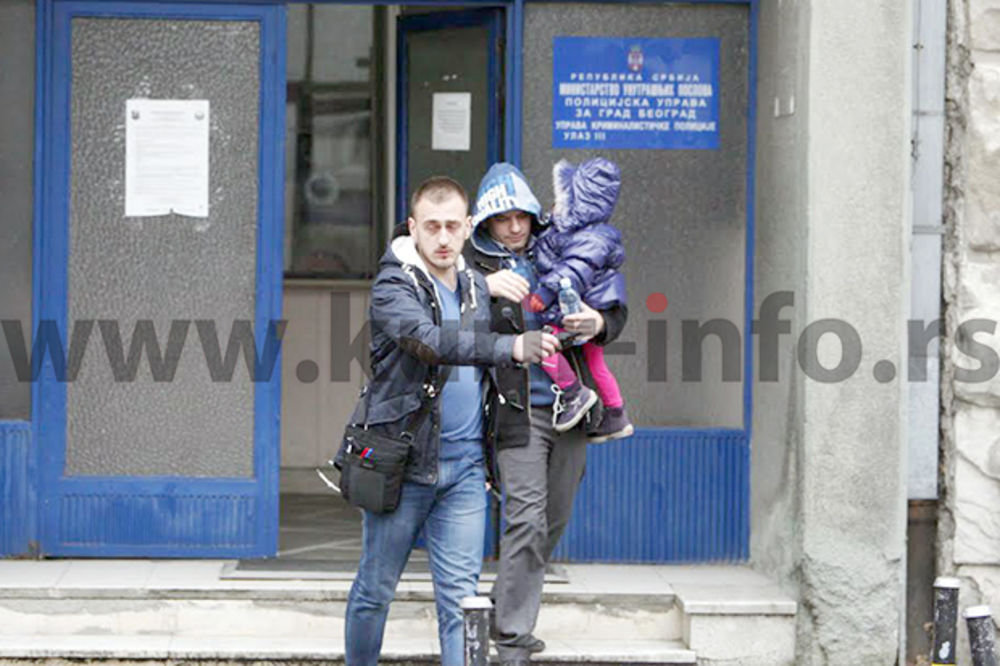 (FOTO) DIRLJIV SUSRET U POLICIJSKOJ STANICI: Oteta devojčica ponovo u očevom zagrljaju!