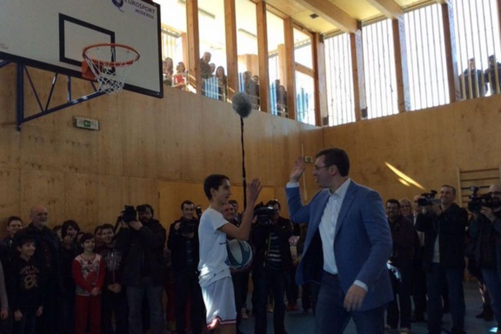 POSLE DVA VEKA POSTOJANJA: Vučić otvorio fiskulturnu salu u Prvoj obrenovačkoj osnovnoj školi