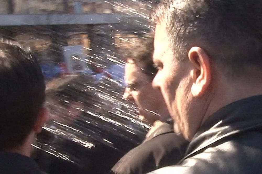 (KURIR TV) VODOM NA MINISTRA: Pogledajte kako su prosvetari okupali Verbića!