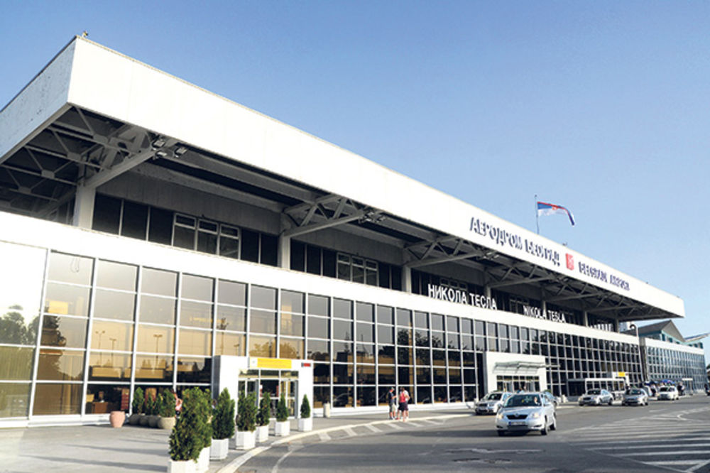 KONAČNO BEZBEDNI: Srpski turisti iz Tunisa sleteli na beogradski aerodrom