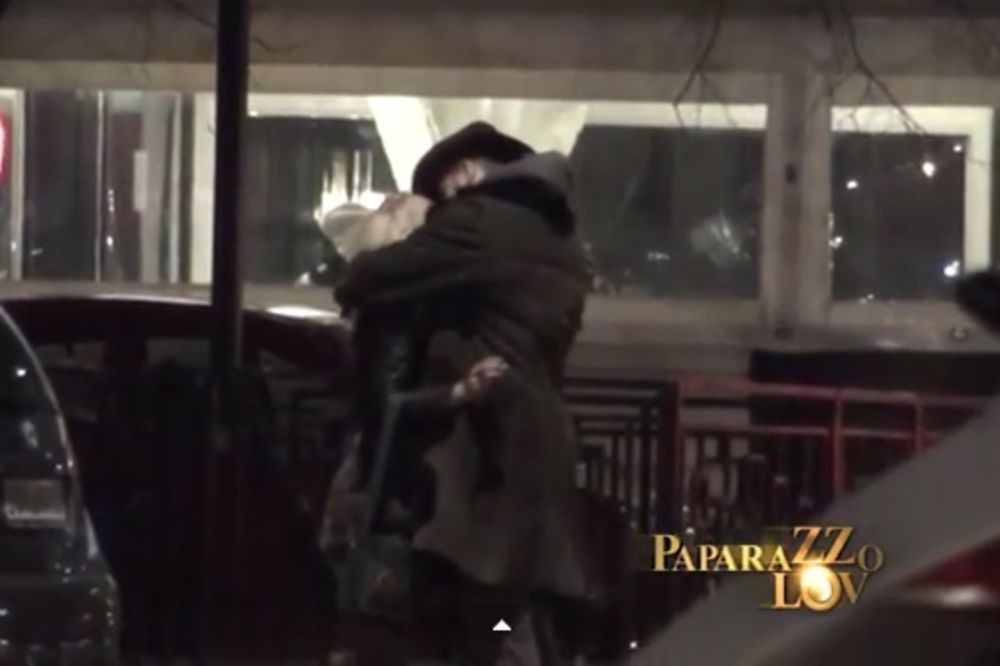 (VIDEO) PAZI KO TE GLEDA: Milica Todorović nasred ulice razmenjuje strasne poljupce