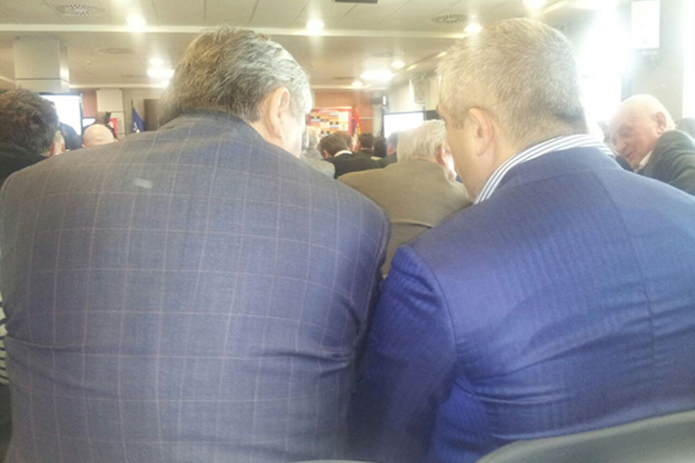 INTERES FUDBALA NA PRVOM MESTU: Popović i Kokeza sedeli nasmejani jedan pored drugog