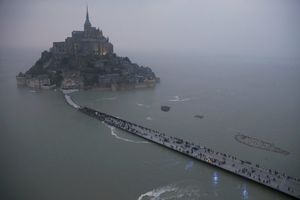 SPEKTAKL U FRANCUSKOJ: 10.000 turista čeka da vidi plimu veka
