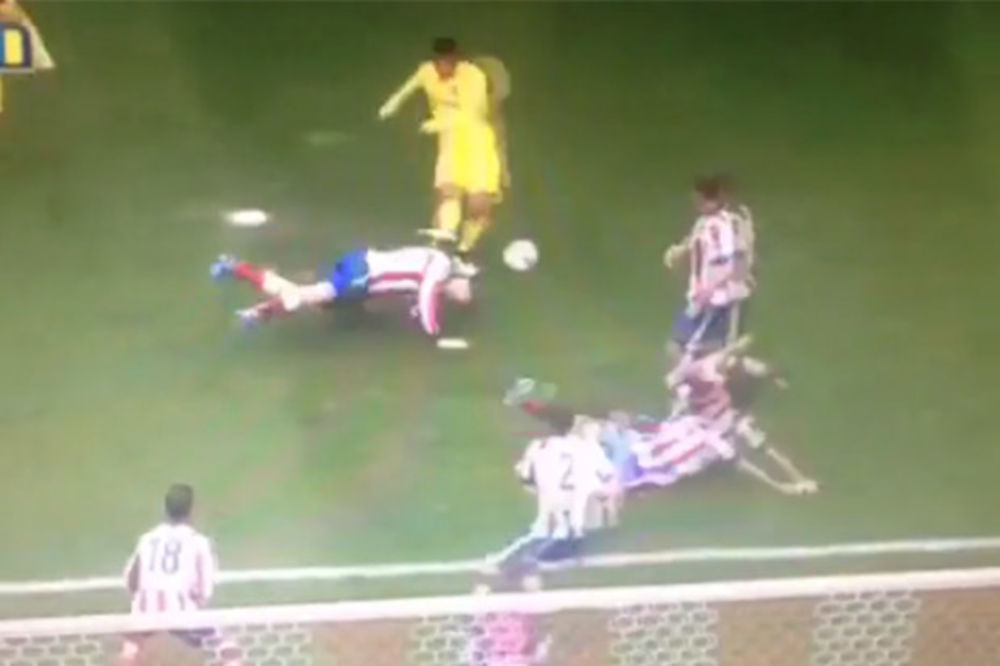 (VIDEO) KAO NEMANJA VIDIĆ: Fudbaler Atletika glavom blokirao šut rivala