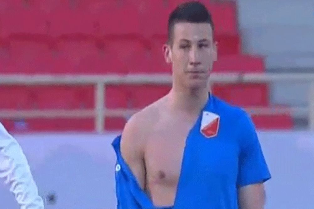 (VIDEO) PRŠTALO U NIŠU: Pogledajte kako je fudbaler Radničkog iscepao dres fudbaleru Vojvodine