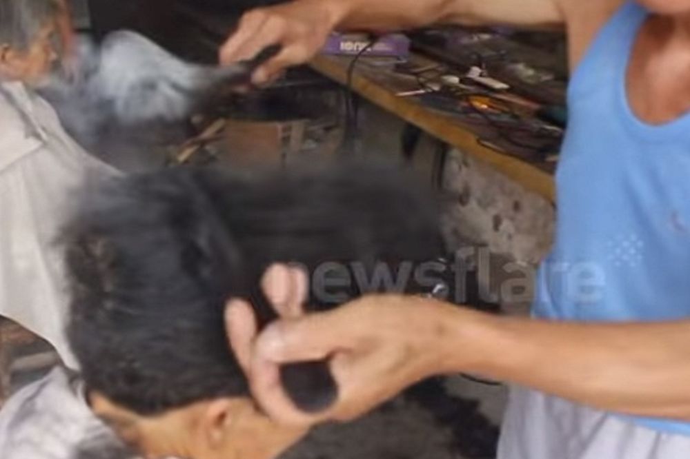 (VIDEO) KAD ON ŠIŠA, SVE SE PUŠI: Kineski frizer kosu prži, ali da vidite čime!