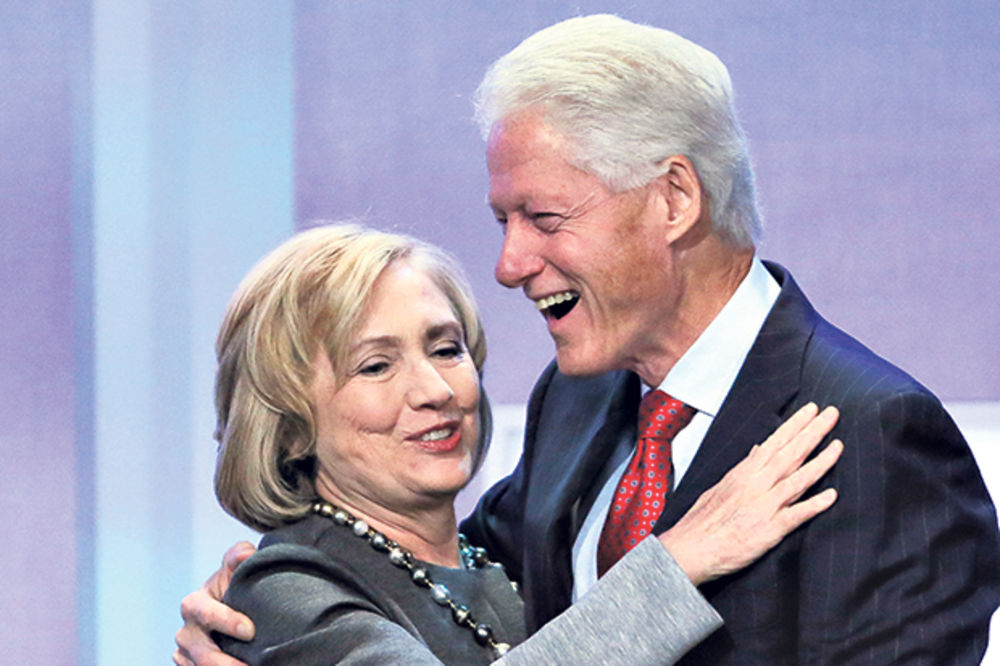 ZAJEDNIČKI BIZNIS: Bil i Hilari Klinton držeći govore zaradili više od 140 miliona dolara