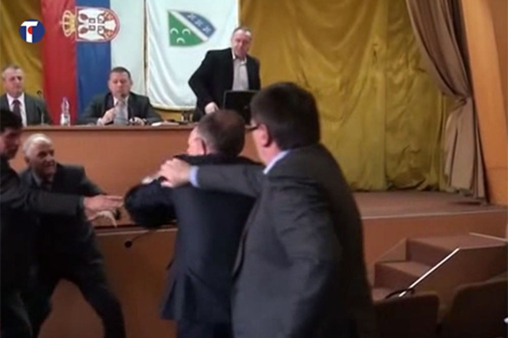 (VIDEO) LETELA DUGMAD SA SAKOA: Potukli se odbornici u Skupštini opštine Prijepolje
