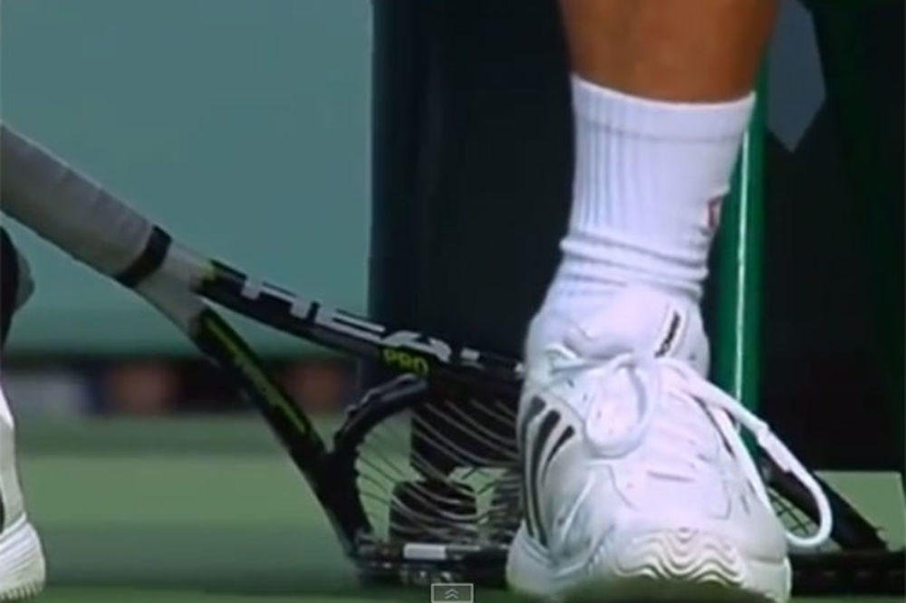 (VIDEO) NOVAKOVO PRAŽNJENJE: Đoković izlupao reket, pa Federera
