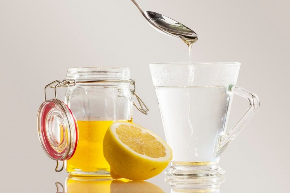SAZNAJTE: Šta se događa sa telom ako pijete vodu s limunom i medom