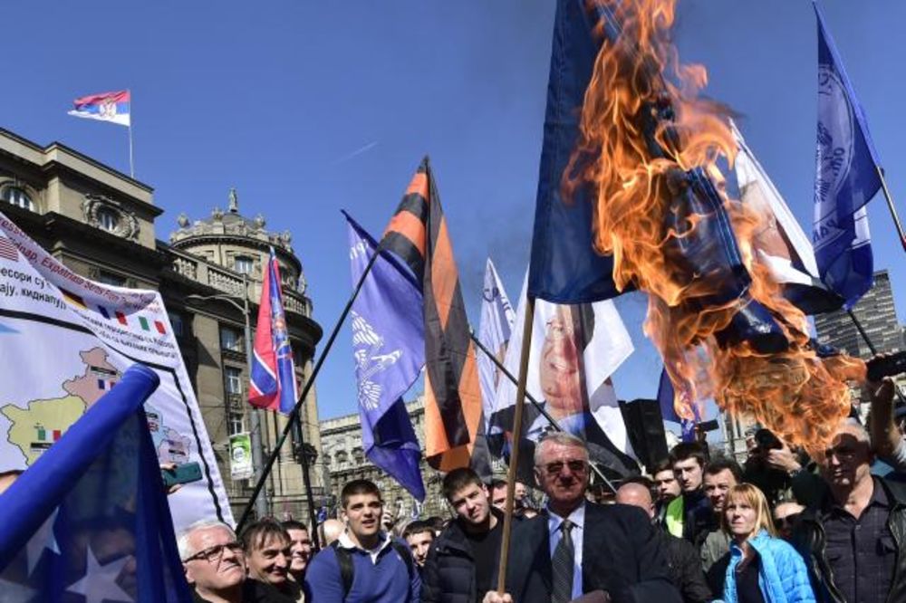 (FOTO) PROTEST ISPRED GENERALŠTABA: Šešelj i radikali zapalili zastave SAD, NATO i EU
