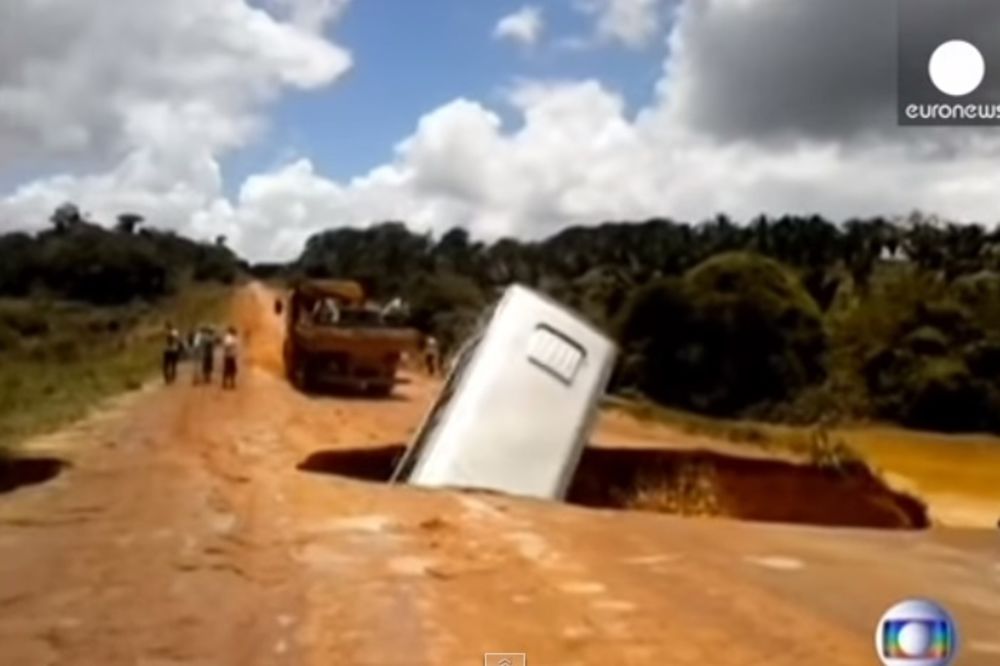 (VIDEO) ZEMLJA SE OTVORILA: Ogromna rupa usisala autobus u Brazilu