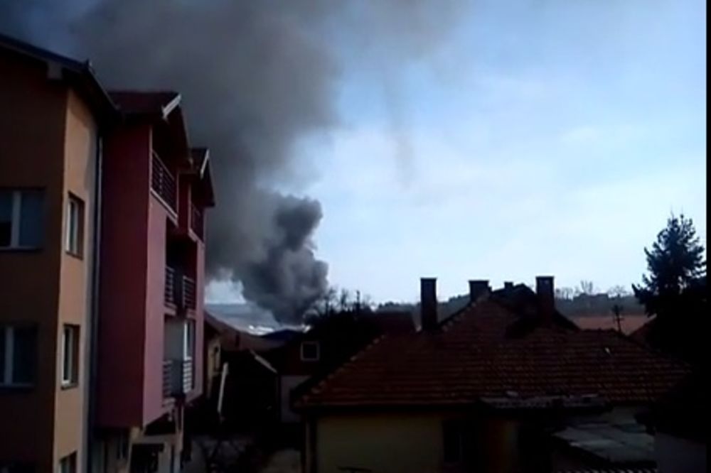 (VIDEO) VELIKI POŽAR U KG: Iz Zastave reomat kulja dim