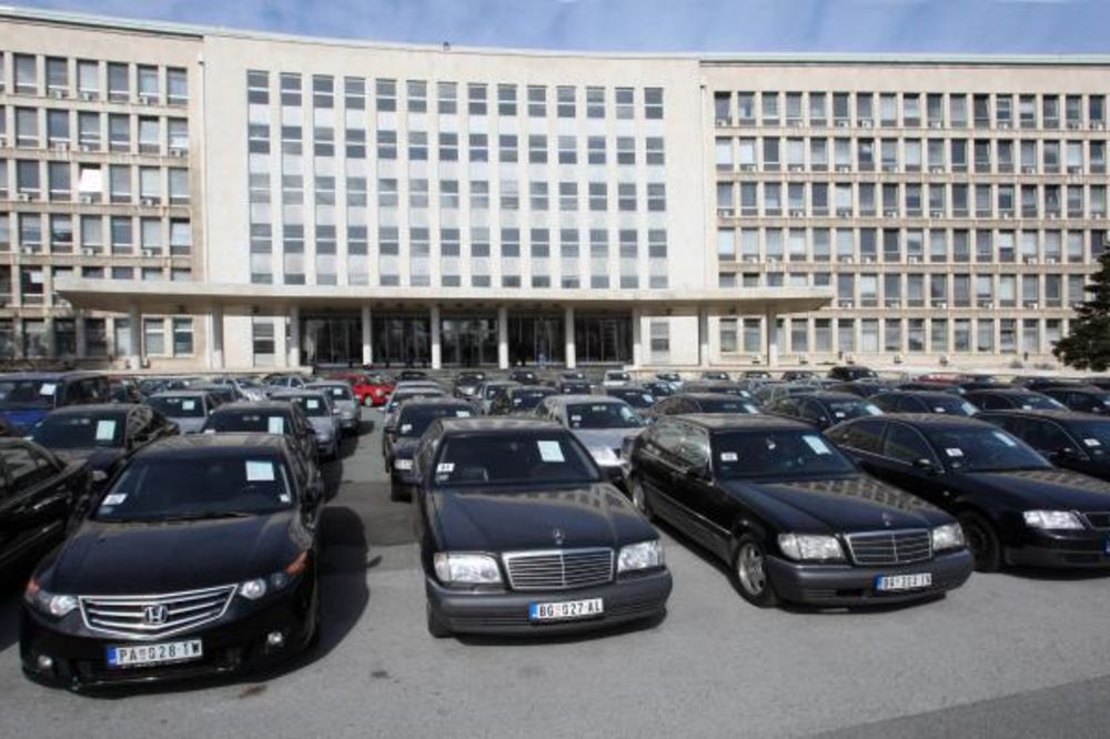 Vučić: 1.537 službenih automobila na prodaju