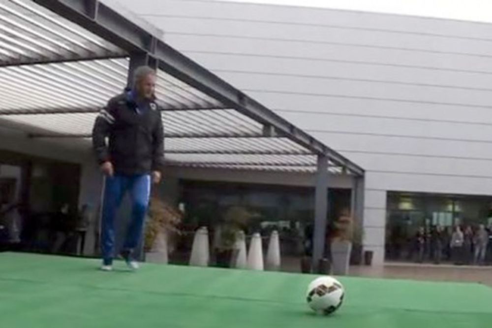 (VIDEO) MIHA BOMBARDUJE S KROVA: Pogledajte kako danas pogađa legendarni fudbaler