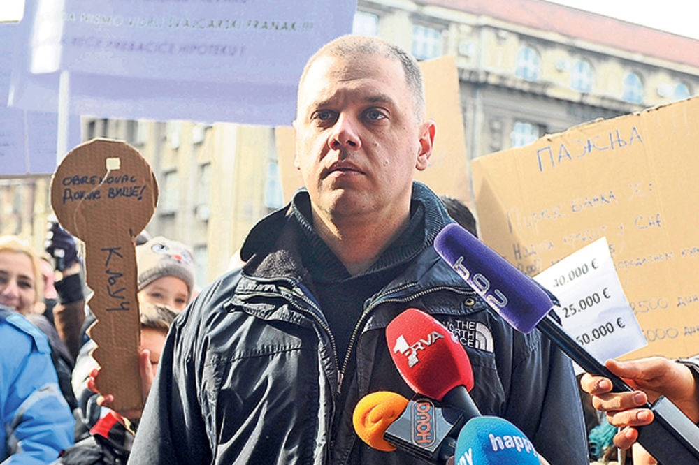 EFEKTIVA: Kampovanje ispred Vlade Srbije, pa štrajk glađu dok se ne reši problem sa švajcarcima