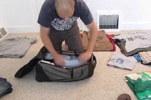 (VIDEO) OVO MORATE DA NAUČITE: Tom (28) u ručni prtljag spakuje odeće za mesec dana!