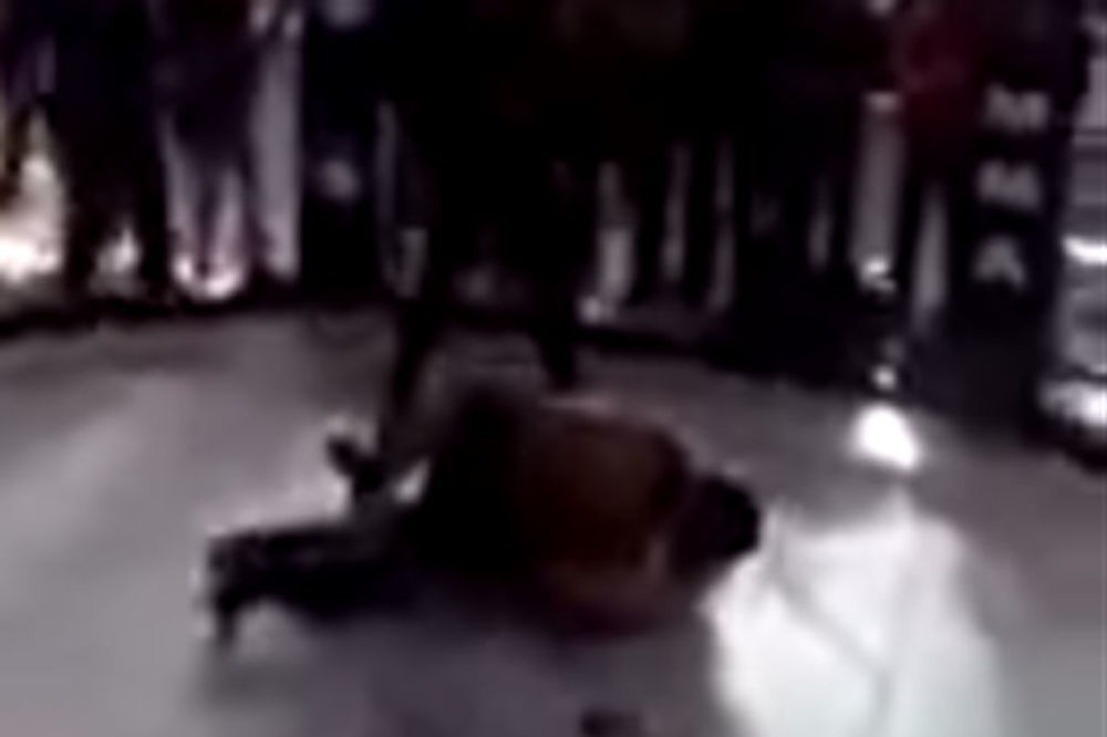 (UZNEMIRUJUĆI VIDEO) MMA borac se oprostio od ćerke i otišao pravo u smrt