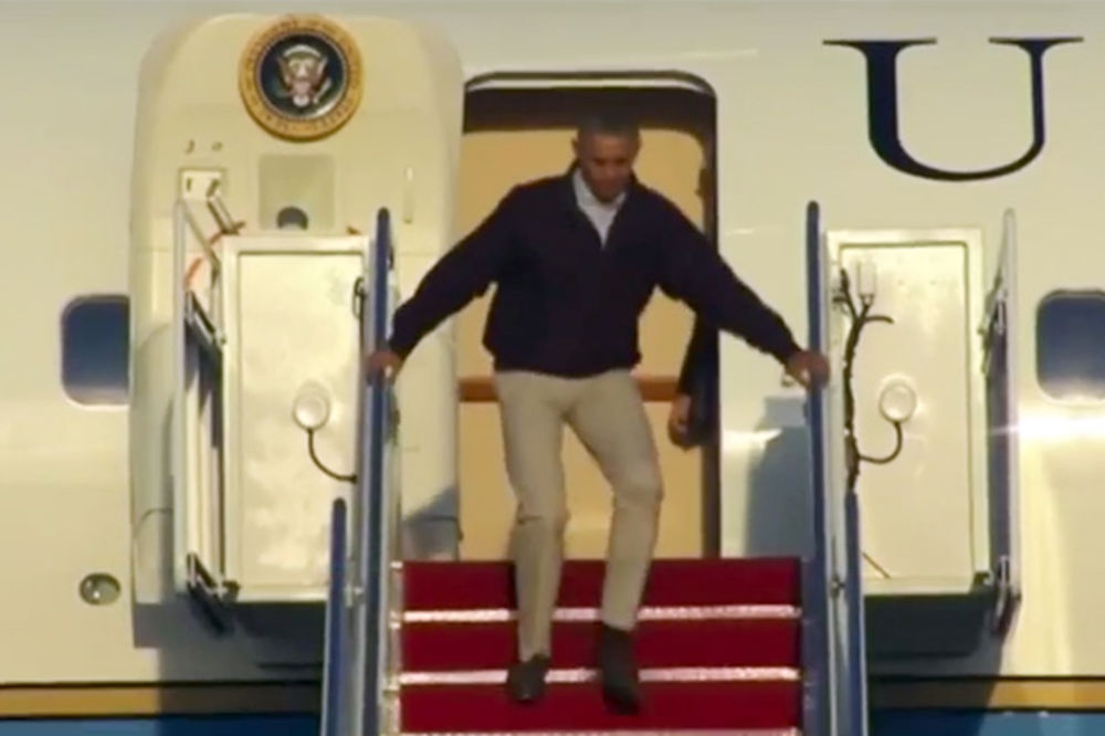 (VIDEO) ZA DLAKU: Barak Obama umalo sleteo niz stepenice svog aviona!