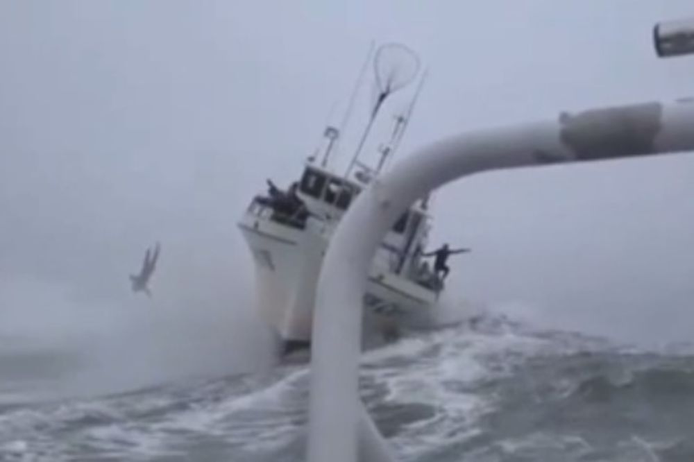 (VIDEO) KASKADER KAMIKAZA: Skočio u olujno more da ne bude kockica leda!