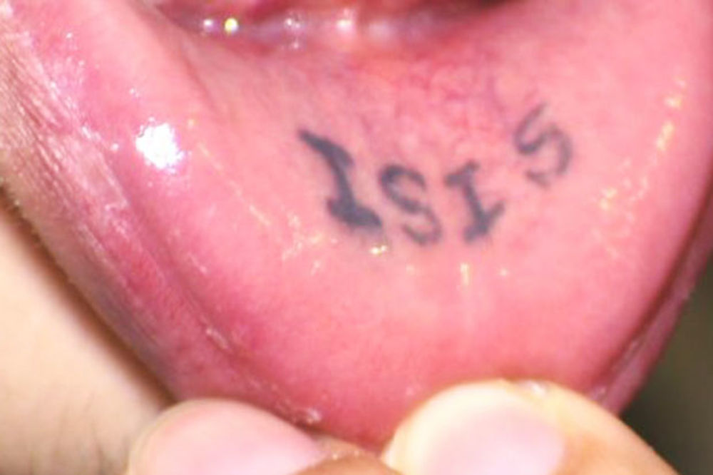 NE RAZUME UZROK OTKAZA: Ima tetovažu na kojoj jasno piše ISIS!