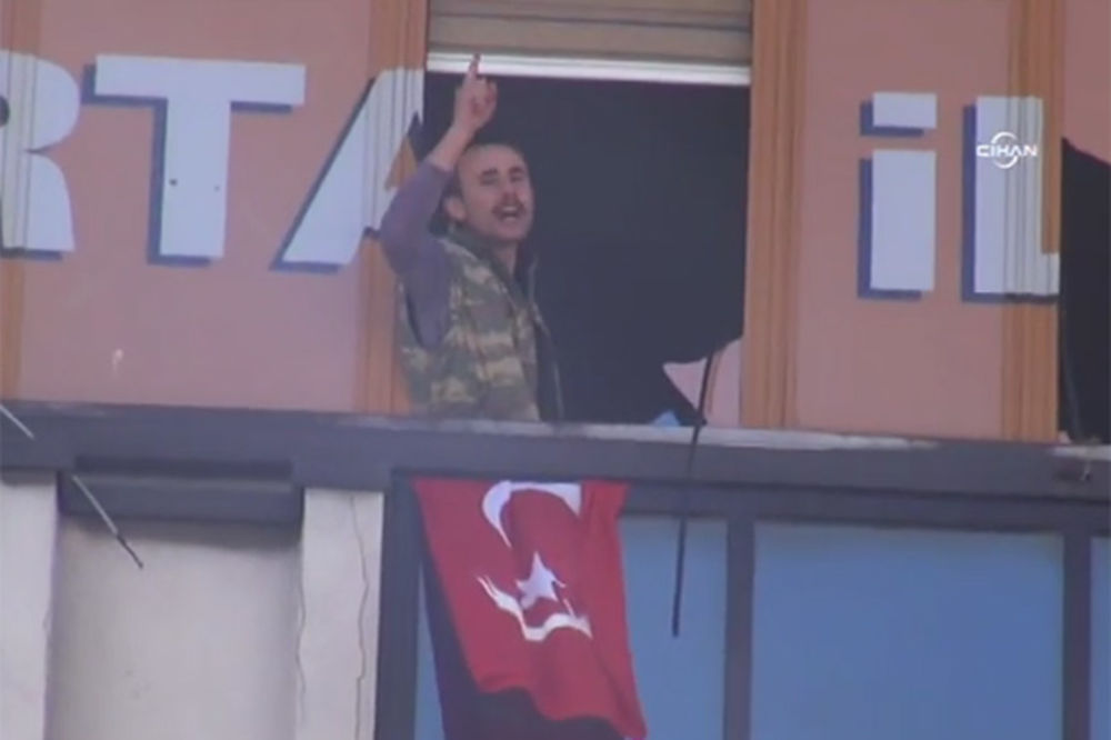 (VIDEO) BEZ KRVI: Napadači na sedište Erdoganove stranke uhapšeni u munjevitoj akciji specijalaca