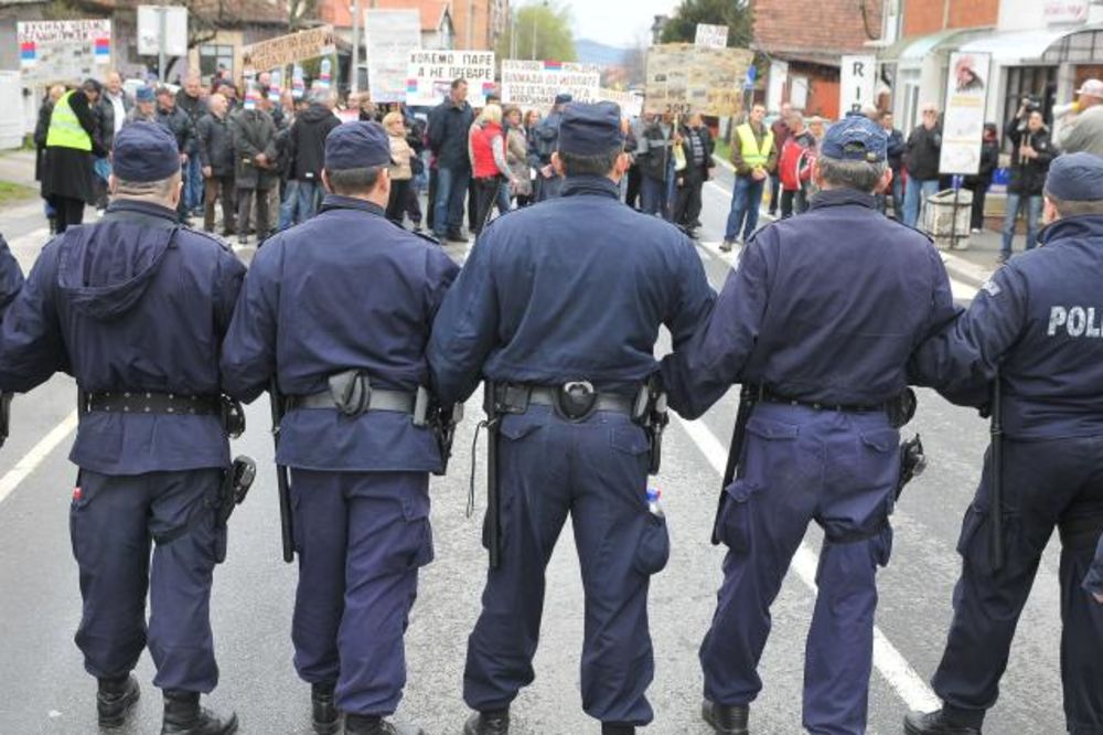 (FOTO) POLICIJA ZAUSTAVILA RADNIKE MAGNOHROMA: Sprečena blokada Ibarske magistrale