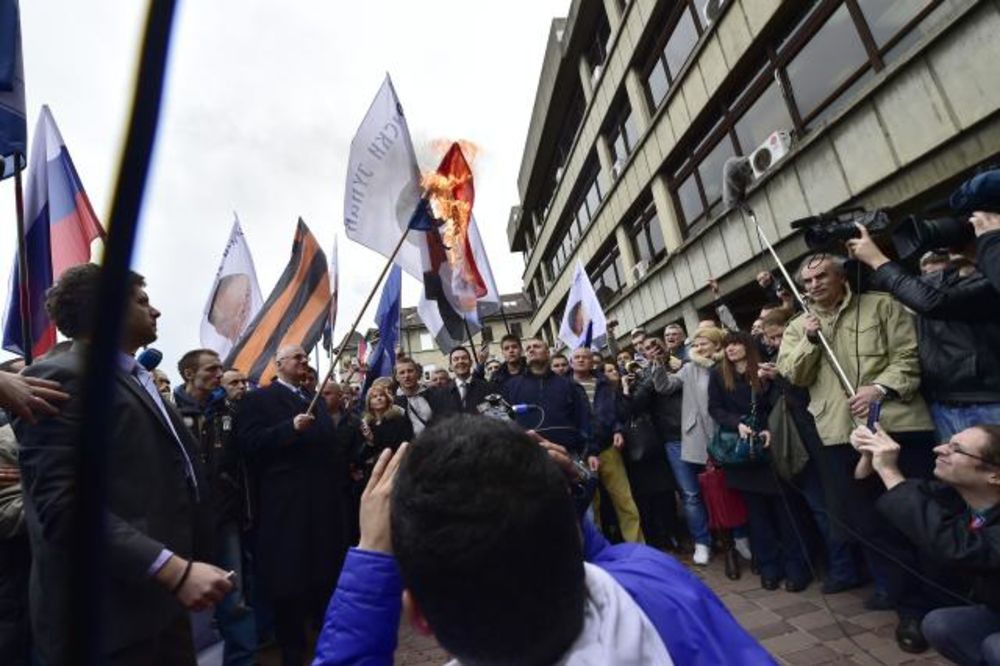 (VIDEO) OPET INCIDENTI: Šešelj zapalio hrvatsku zastavu ispred Palate pravde