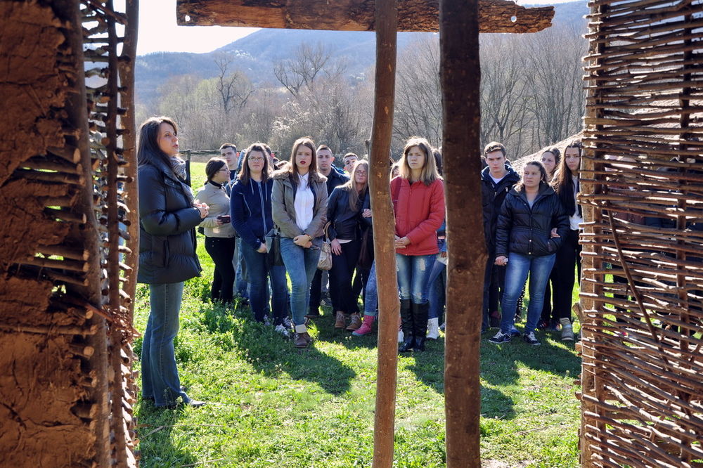 POVRATAK U PROKUPAČKI NEOLIT: Turisti oru, seju, žanju i peku hleb kao pre 7.000 godina!